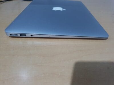 Macbook Air (Model A1465, 2017)